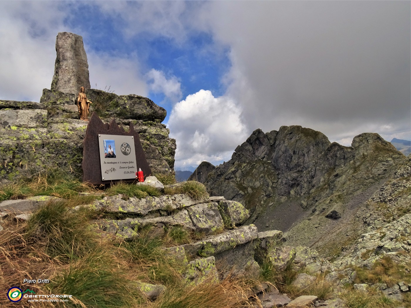 61 Madonnina a ricordo con vista sul Ponteranica orientale.JPG